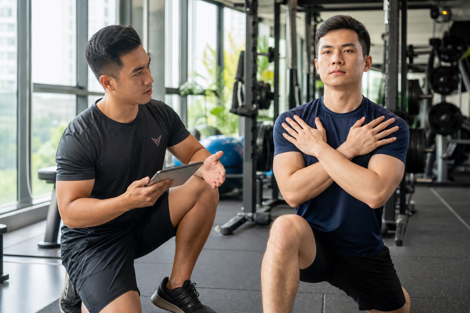 PT đang đánh giá mục tiêu và kế hoạch tập luyện cùng học viên