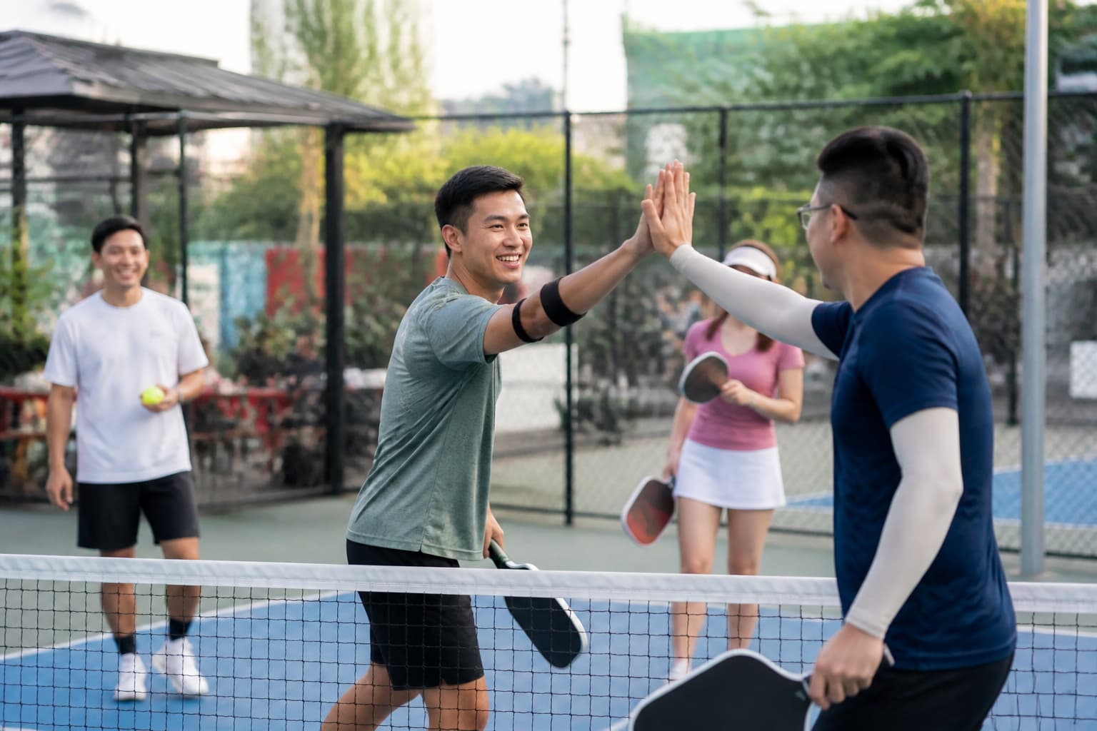 Cộng đồng pickleball Việt Nam chơi giao lưu ngoài trời