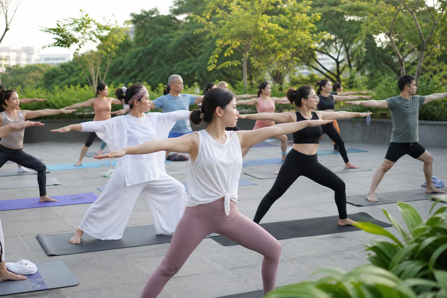 Cộng đồng yoga tập luyện cùng nhau ngoài trời