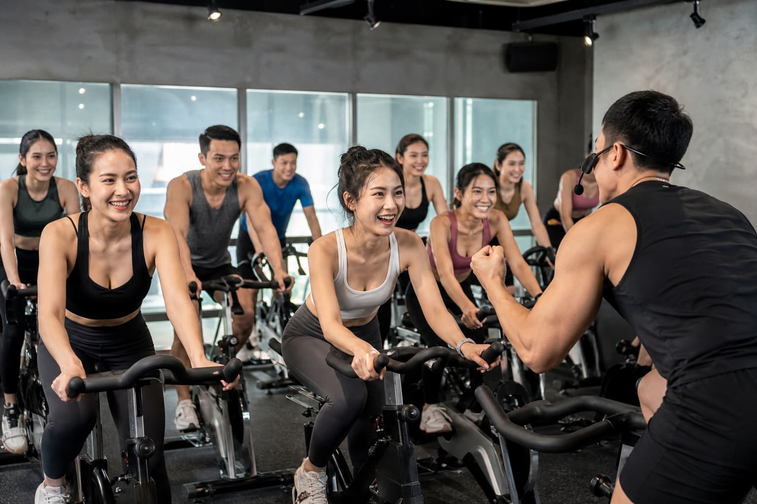 Lớp group fitness HIIT hoặc cycling với cộng đồng tập luyện năng động