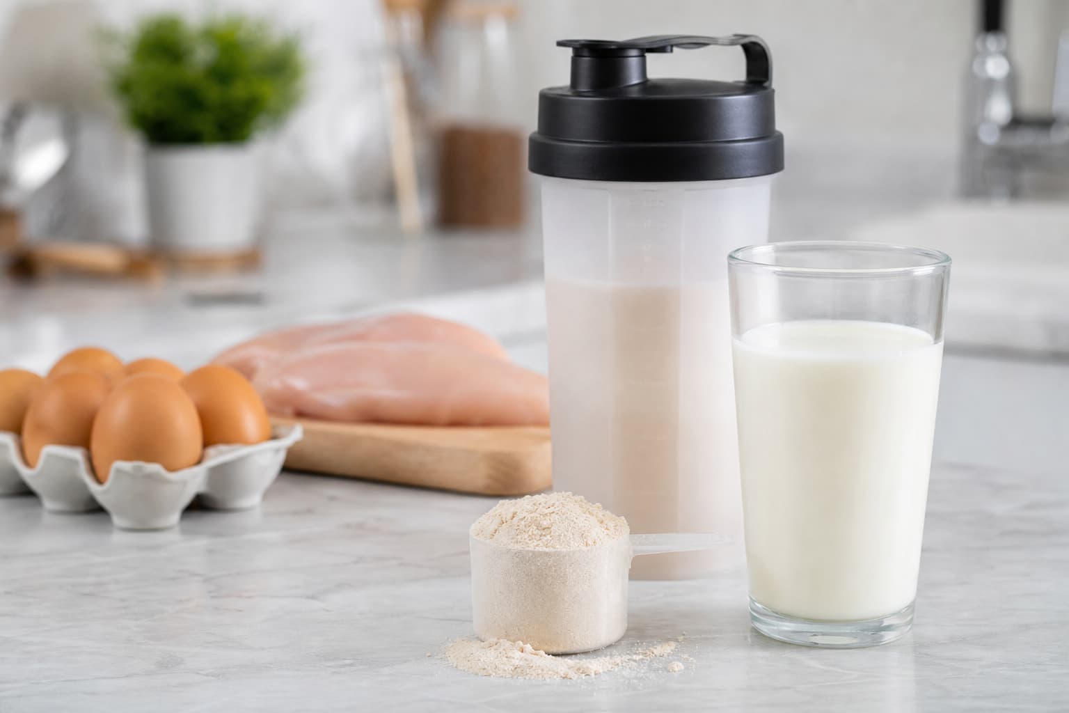 Bột whey protein, bình lắc và ly sữa cùng nguồn protein tự nhiên trên bàn bếp