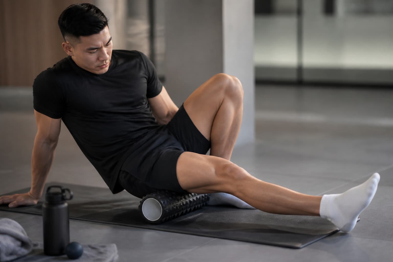 Foam rolling và stretching nhẹ sau buổi tập gym